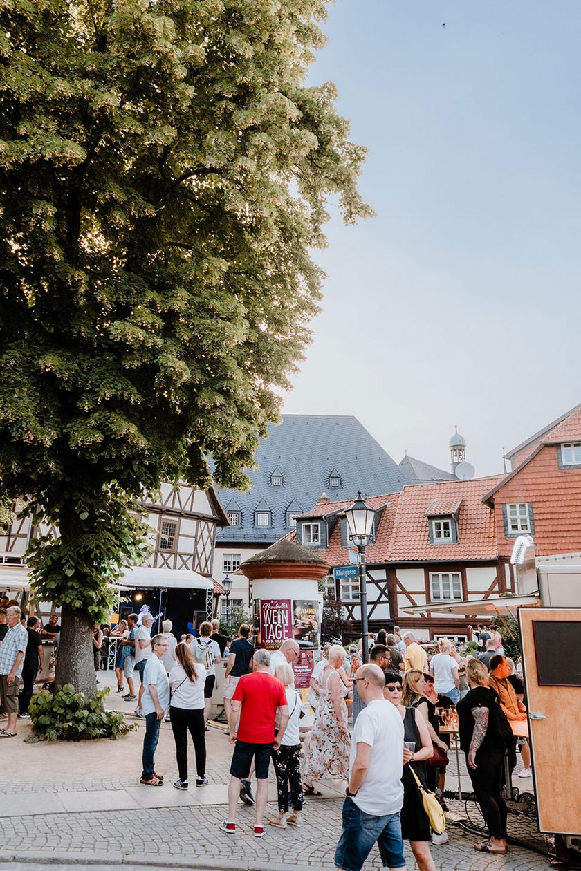 Verkaufsstände mit Gästen zum Rathausfest an der Blumenuhr hinter dem Rathaus.