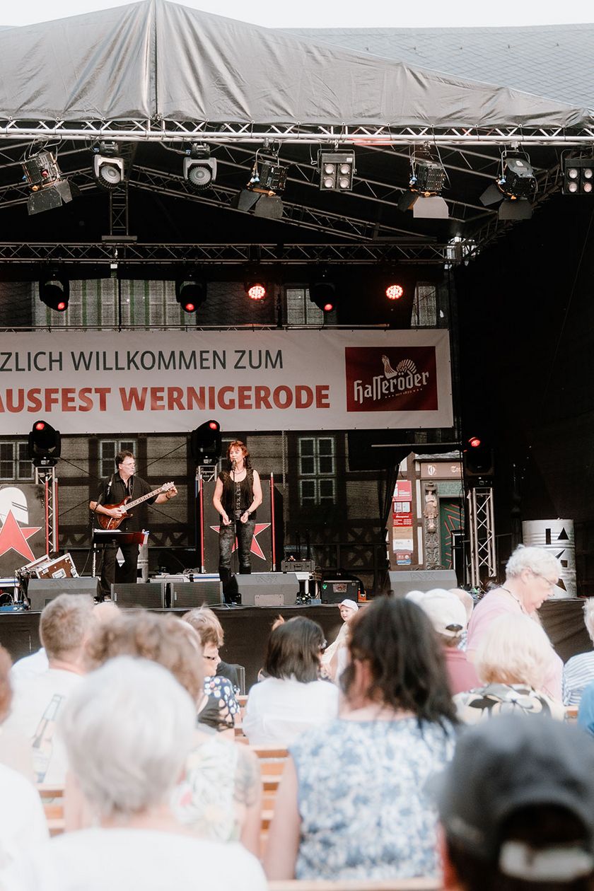 Eine Bühne steht auf dem Marktplatz in Wernigerode zum Rathausfest.