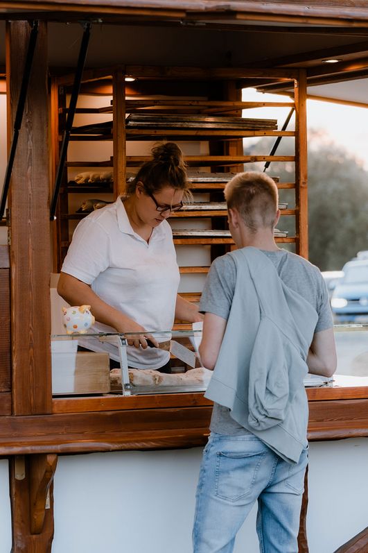 Ein Besucher des MDR Harz Open Air steht an einem Versorgungsstand auf der Zaunwiese im Bürgerpark Wernigerode.