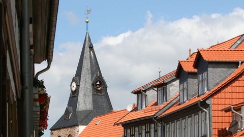 Der Kirchturm der St. Johannisgemeinde in der Neustadt von Wernigerode thront über den Fachwerkhäusern.