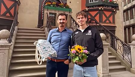 Jannis Grimmecke mit Andreas Mehling vor dem Rathaus
