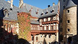 Herbstlicher Blick in den Innenhof vom Schloss in Wernigerode