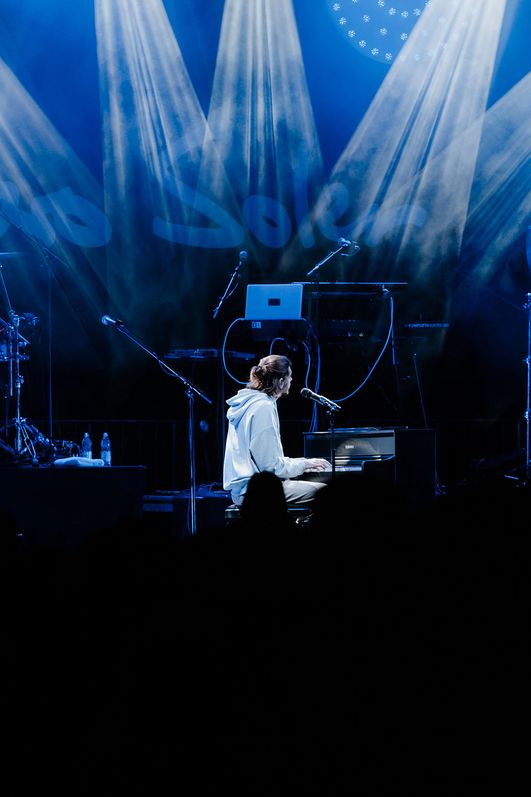 Ein Blick zur Bühne während des MDR Harz Open Air, welche in blaues Licht gehüllt ist.