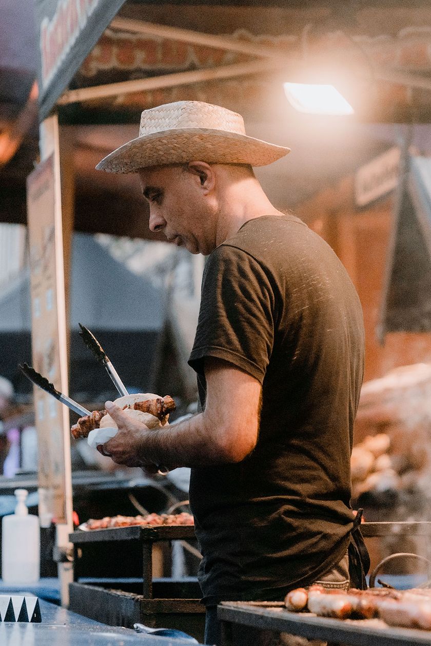 Eine Person steht vor einem Gastronomiestand zum Rathausfest in Wernigerode.