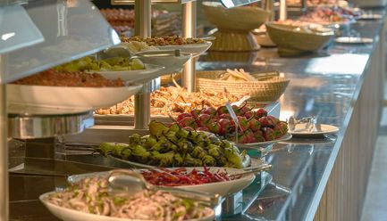 Auslage eines Mittagsbuffets 