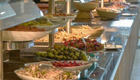 Auslage eines Mittagsbuffets 