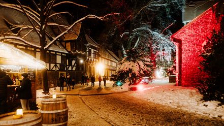 Der Operpfarrkirchhof in Wernigerode mit Ständen zur Adventszeit und Lichterkirche