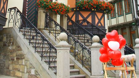 Vor dem Rathaus in Wernigerode steht ein Holzbock mit Luftballons geschmückt.