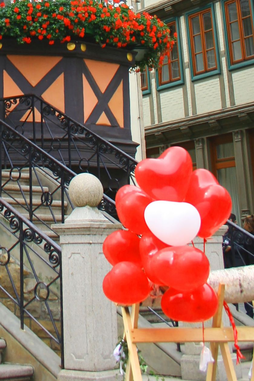 Vor dem Rathaus in Wernigerode steht ein Holzbock mit Luftballons geschmückt.