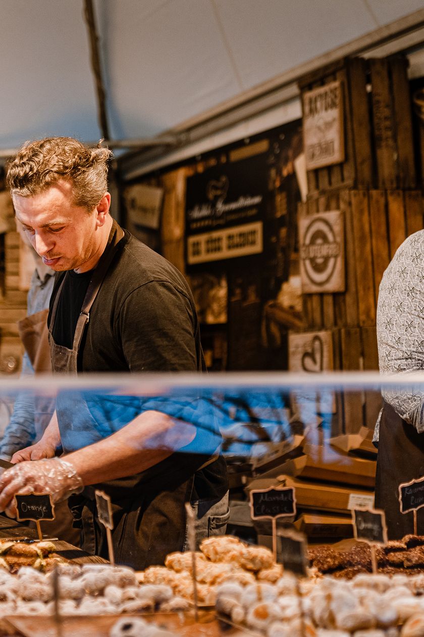 Mitarbeiter eines Schokoladenverkaufsstand präsentieren ihre Ware während des Schokoladenfestivals chocolART in Wernigerode.