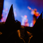 Hexenhüte im Publikum bei der Walpurgis in Schierke