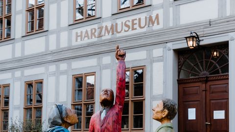 Die vom Künstler einem Künstler geschaffenen Holzfiguren "Himmelsgucker" zeigen den Weg ins Harzmuseum.