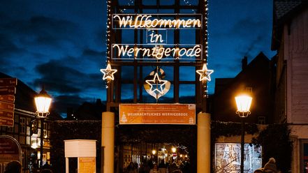 Das weihnachtlich geschmückte Rimker Tor in Wernigerode