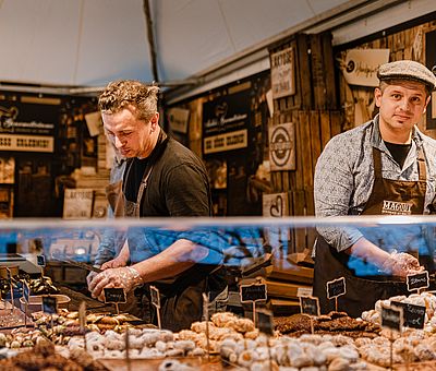Zwei Händler am Stand zum Schokoladenfestival in Wernigerode