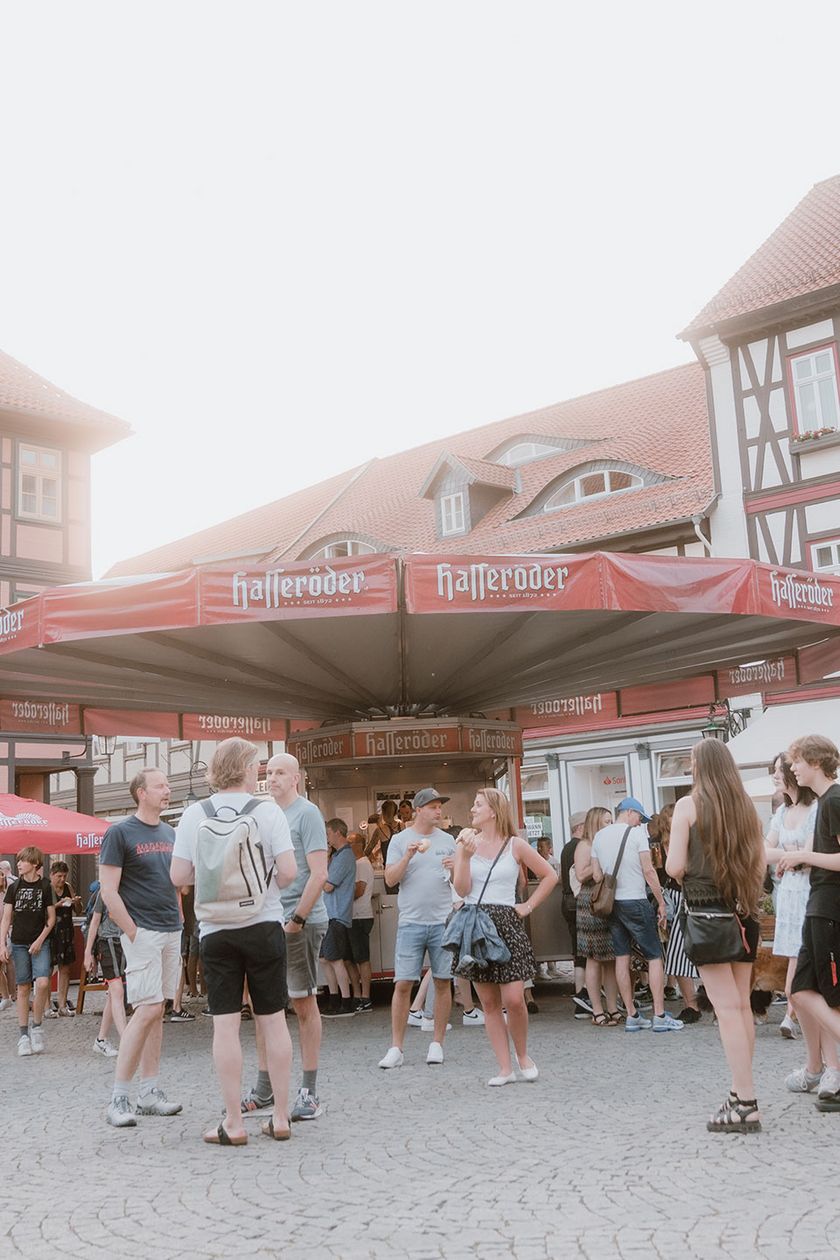 Ein Gastronomiestand steht auf dem Marktplatz in Wernigerode zum Rathausfest.