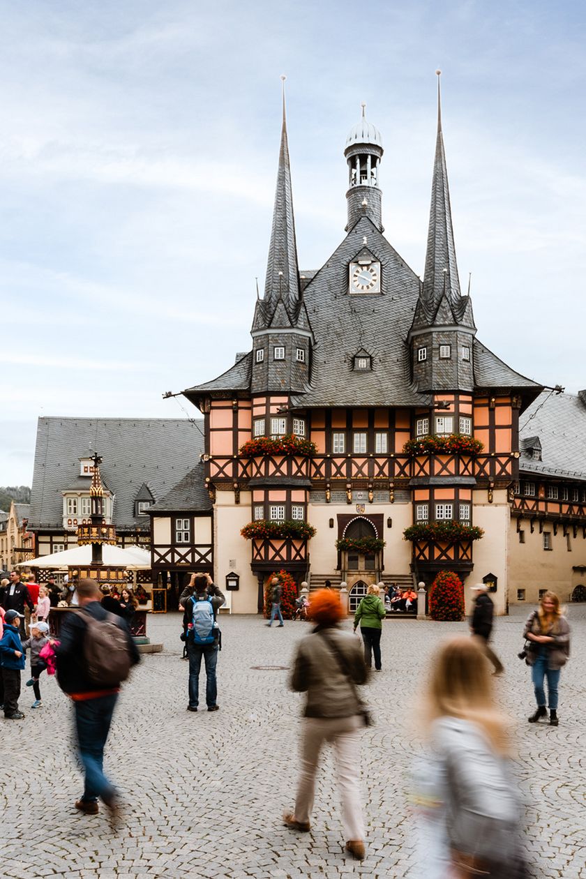 Auf dem Marktplatz in Wernigerode bewegen sich viele Menschen vorm dem Rathaus.