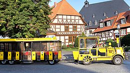 Eine Bimmelbahn hält vor dem Schiefen Haus in Wernigerode