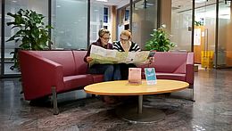 Rote Couch in der Tourist-Information Wernigerode