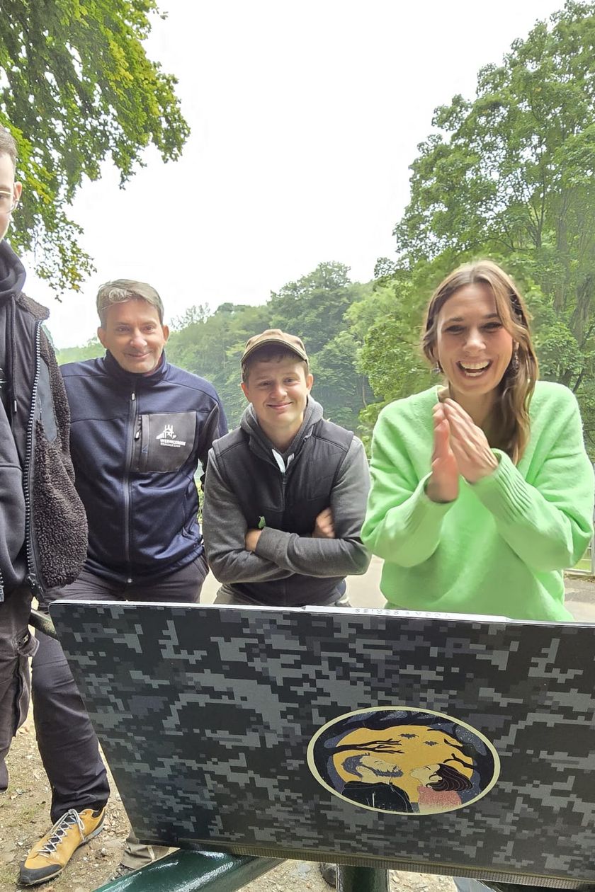 Personen stehen vor einem Laptop während der Filmaufnahmen eines Videos im Wildpark Christianental