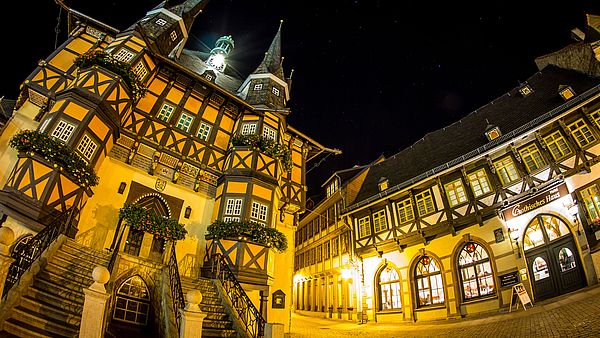 Das Rathaus Wernigerode bei Nacht