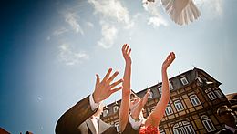 Brautpaar läßt eine Taube auf dem Marktplatz in Wernigerode frei