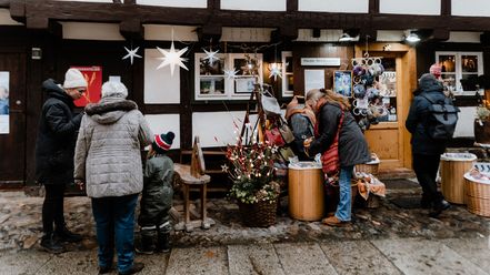 Geschäfte im Kunsthof Wernigerode haben zur Vorweihnachtszeit geöffnet und ziehen Gäste und Urlauber an.