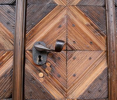 Türklinke einer alten Holztür im Hof der Buchhandlung Jüttner
