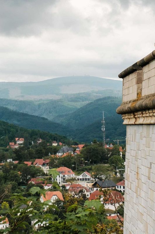 Blick vom Schloss über die Stadt Wernigerode zum Brocken