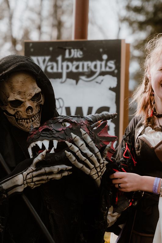 Eine Frau steht neben dem Tod zur Walpurgis in Schierke.