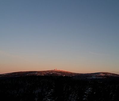 Der Brocken bei Sonnenuntergang vom Torfhaus gesehen