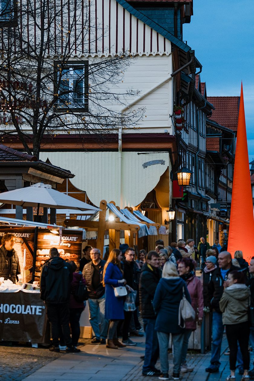 Während des Schokoladenfestivals chocolART gehen viele Menschen die Breite Strasse entlang.