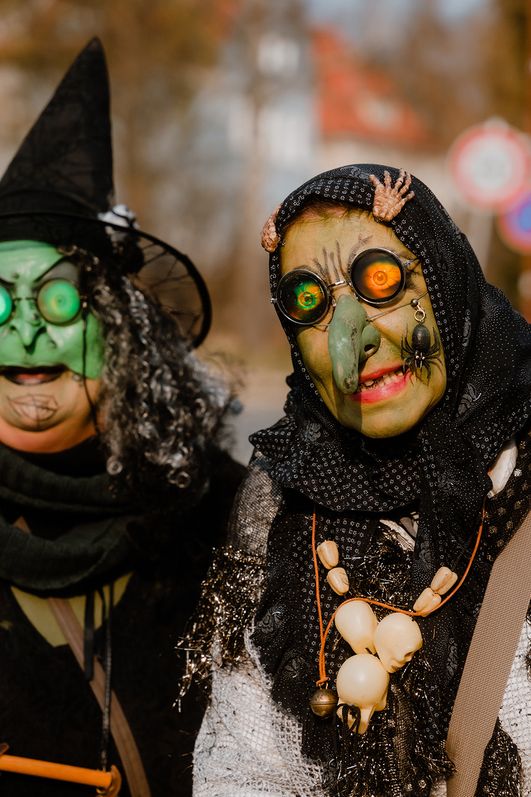 Zwei als Hexen verkleidete Personen stehen zur Walpurgis in Schierke auf der Straße.
