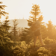 Frau bei Wanderung im Nationalpark Harz, Brocken im Hintergrund 