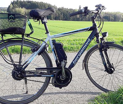 Fahrrad steht auf einem Feldweg