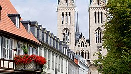 Blick auf die Türme des Doms in Halberstadt