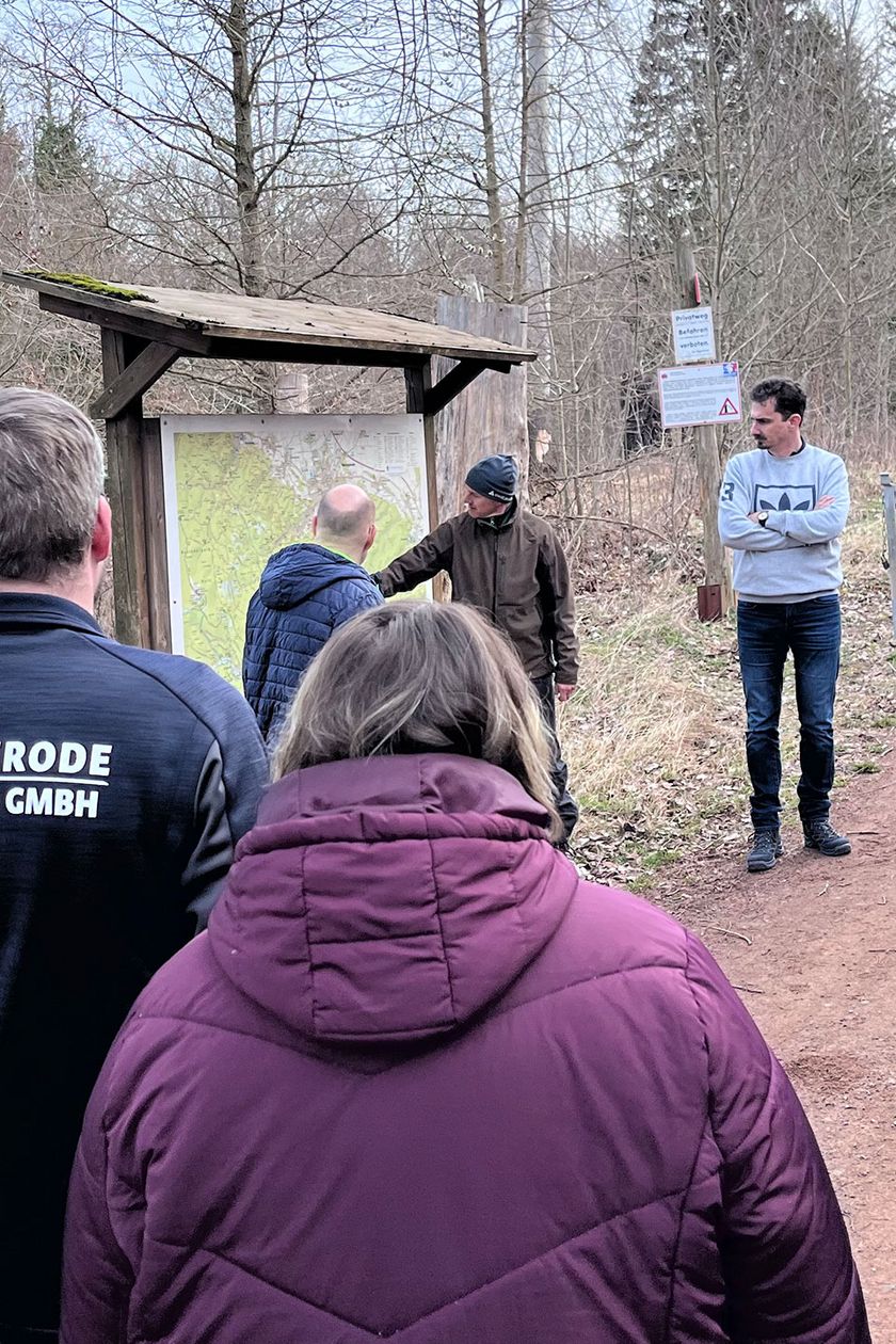 Mitarbeitende der WTG bei einer Baumpflanzaktion im Stadtforst Wernigerode