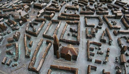 Ein taktiles Model der Innenstadt von Wernigerode wird auf dem taktilen Stadtplan vor dem rathaus gezeigt.