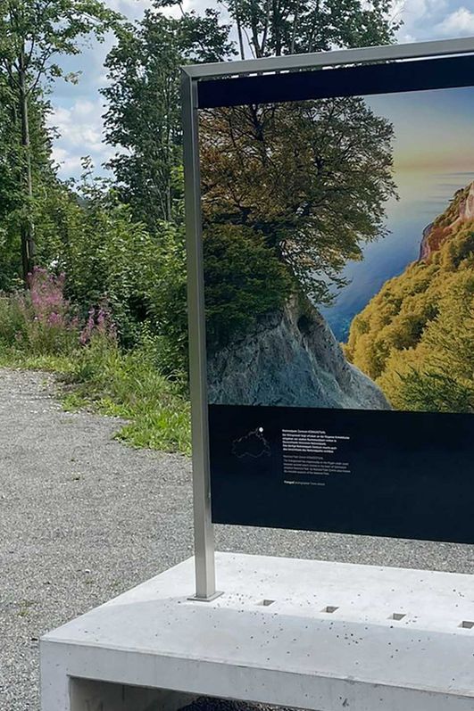 Tafeln mit Bildern zur Wanderausstellung im Kurpark Schierke