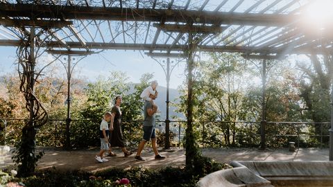 Eine Familie geht durch die Terassengärten auf dem Schloss Wernigerode.