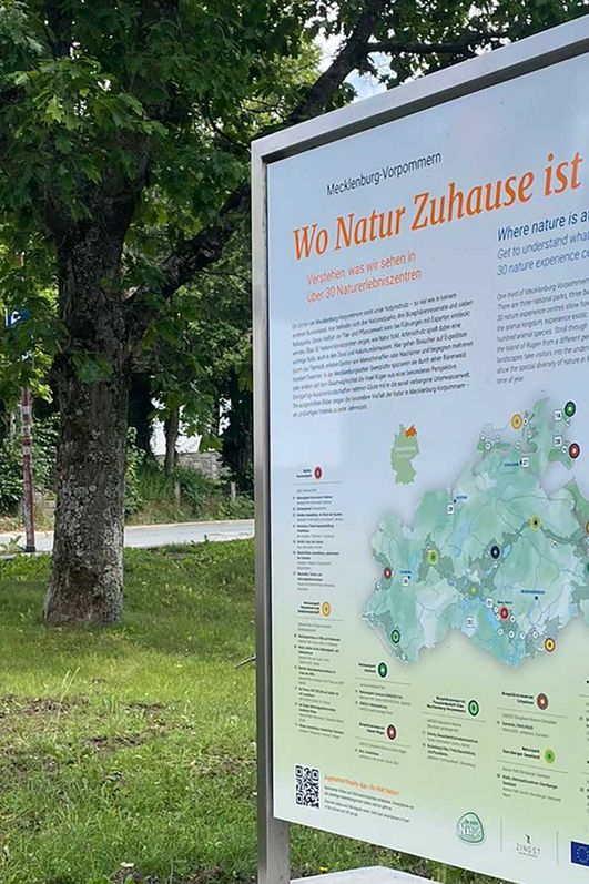Tafel zur Erklärung der Wanderausstellung im Kurpark Schierke