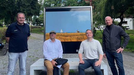 Personen vor einer Bildtafel zur Eröffnung einer Wanderausstellung im Kurpark Schierke