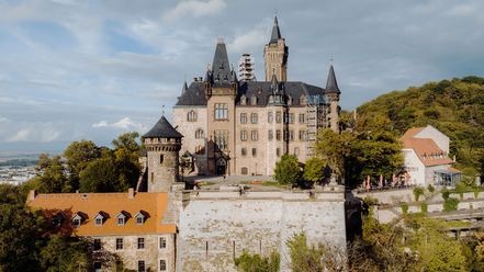 Das Schloss Wernigerode mit einer Ansicht der Fassade von einer Drohne aufgenommen.