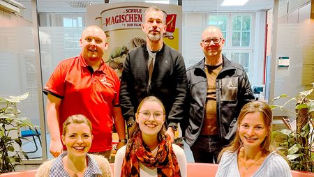 Die Mitarbeitenden der Tourist-Information in Wernigerode haben sich zu einem Gruppenbild aufgestellt.