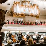 Im Konzerthaus Liebfrauen steht der Rundfunkjugendchor auf der Empore.
