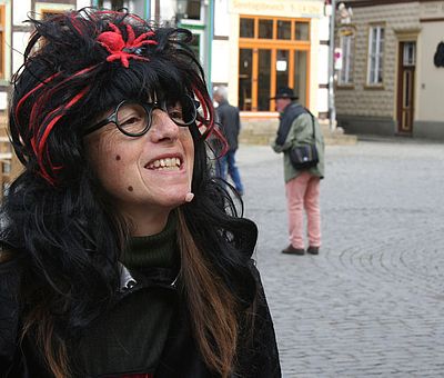 Stadtführerin im Kostüm einer Hexe auf dem Marktplatz