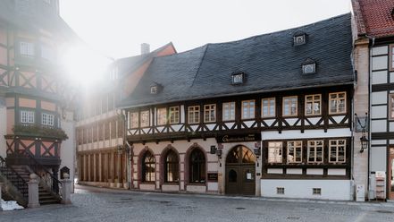 Der Marktplatz in Wernigerode mit dem rechtsliegendem Rathaus und in der Frontansicht mit dem Hotel Gothisches Haus