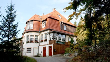 Das Gasthaus Armeleuteberg ist von Wald umgeben.