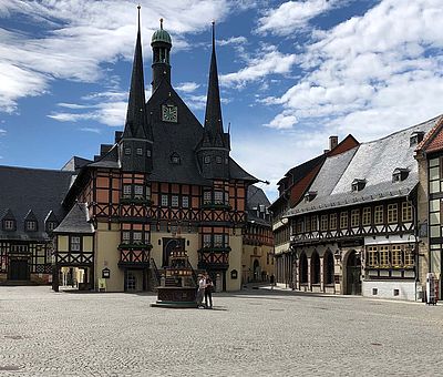 Marktplatz mit Rathaus und Wohltäterbrunnen in Wernigerode