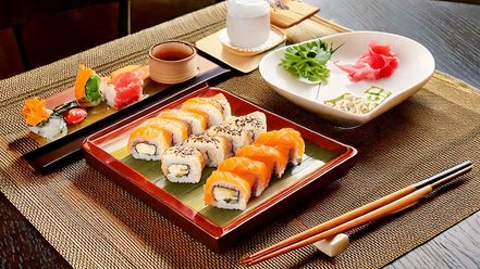 Ein mit Sushi gedeckter Tisch in einem asiatischem Restaurant
